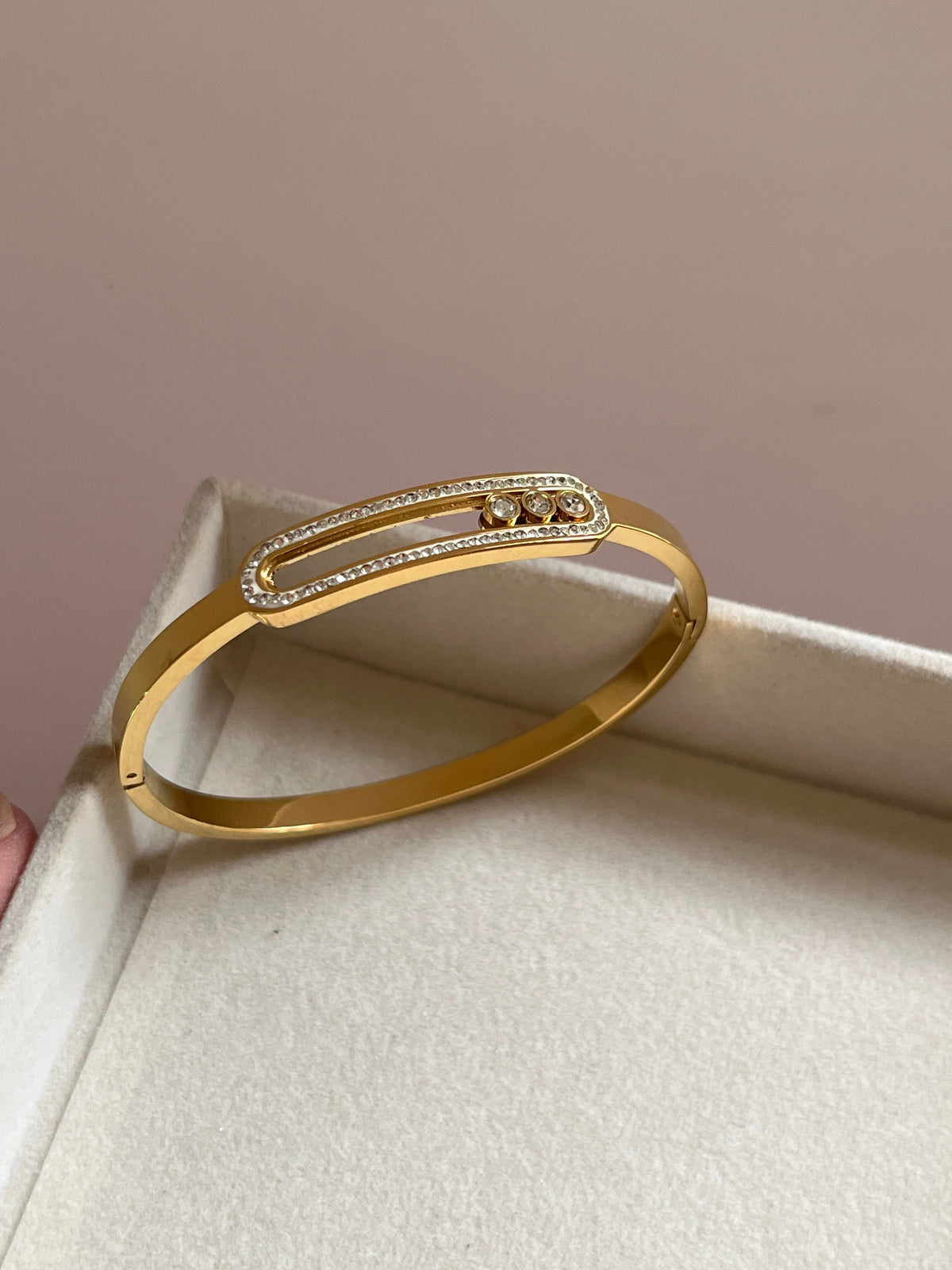Moving Stone Handcuff