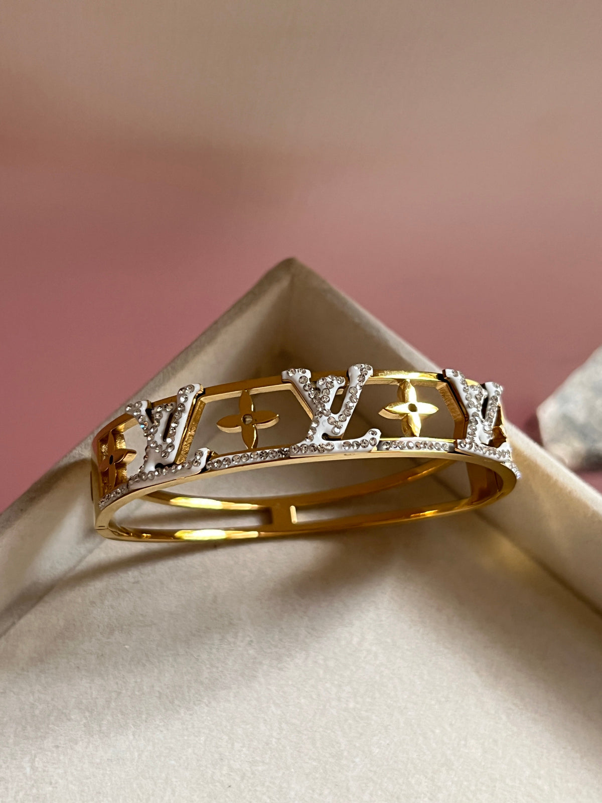 LV handcuff