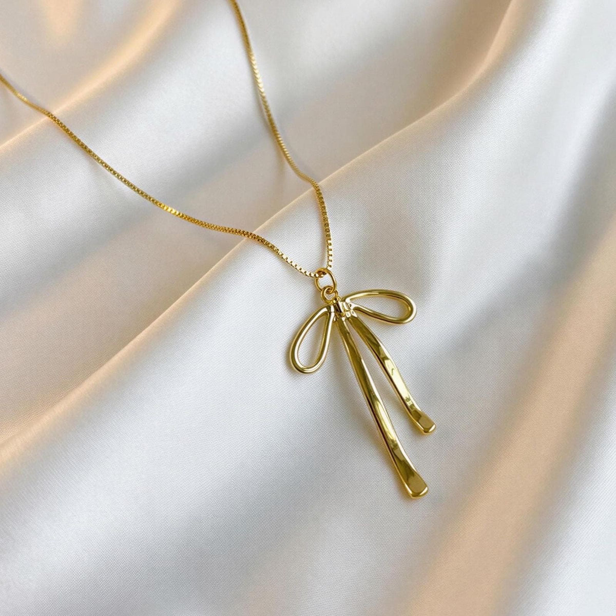 Bow Necklace