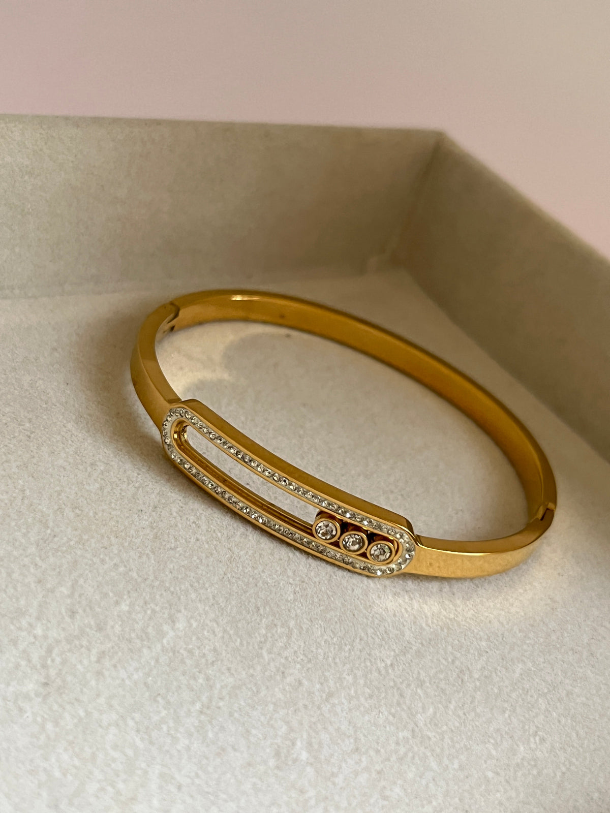 Moving Stone Handcuff