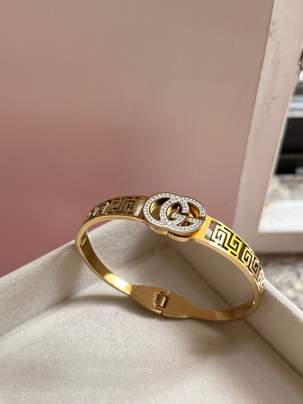 CG handcuff