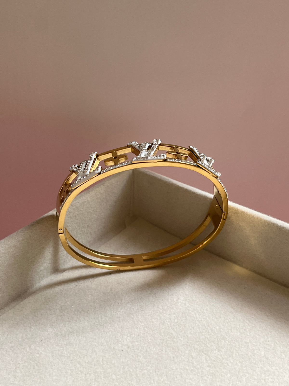 LV handcuff