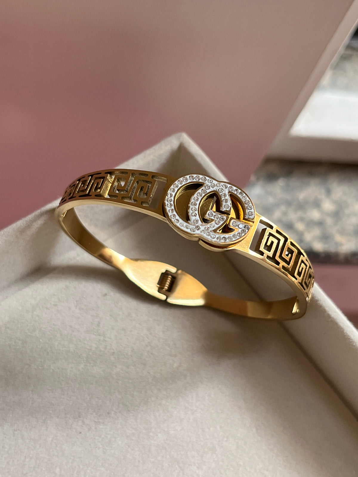 CG handcuff
